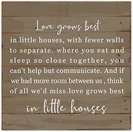 Semn de palet din lemn de fermă dragostea crește cel mai bine în case mici la fel ca această inspirație din lemn cu umeraș