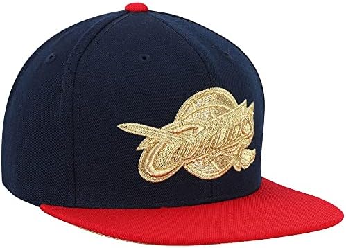 Mitchell & Ness Cleveland Cavaliers șapcă Snapback din aur metalic, pălărie reglabilă cu steag SUA în 2 tonuri
